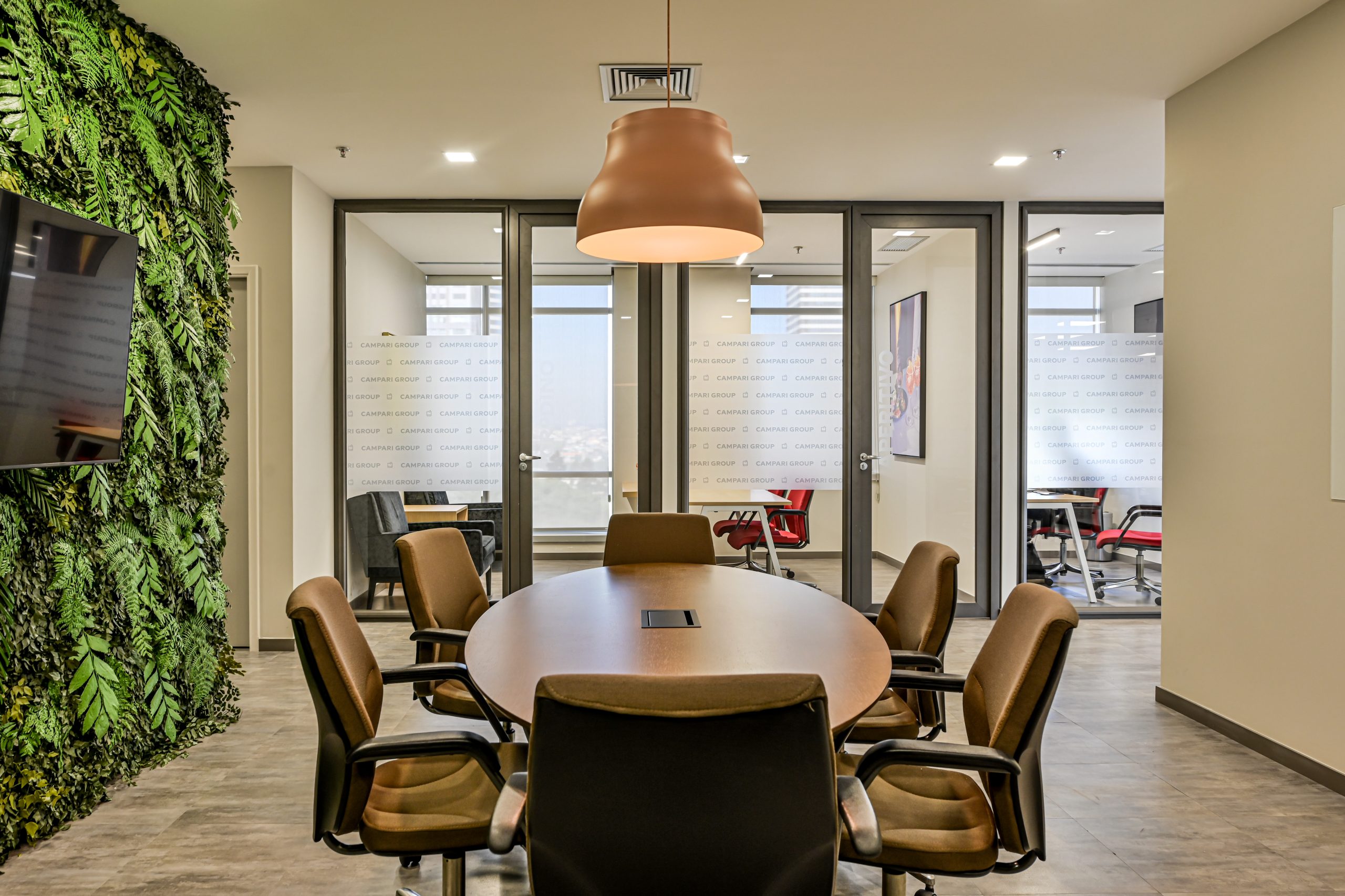 A reunião de negócios é uma ferramenta vital, mas em excesso, ela se torna um custo invisível para a empresa. Quantas vezes você já sentiu que "perdeu o dia" entre uma sala de conferência e outra? Para tornar esses momentos produtivos e menos onerosos, é preciso mudar a cultura interna.